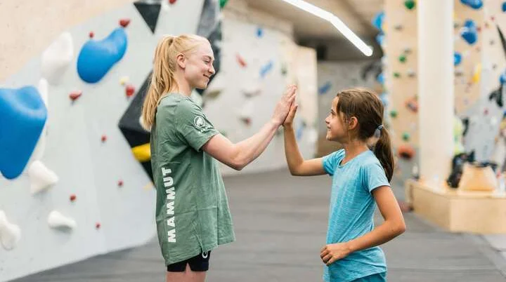 Lucia Dörfel gratuliert zum DAV Boulderschein | © DAV