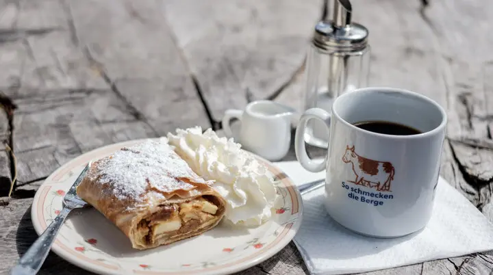 Brotzeit auf der Hütte: Apfelstrudel und Kaffee | © DAV/Hans Herbig