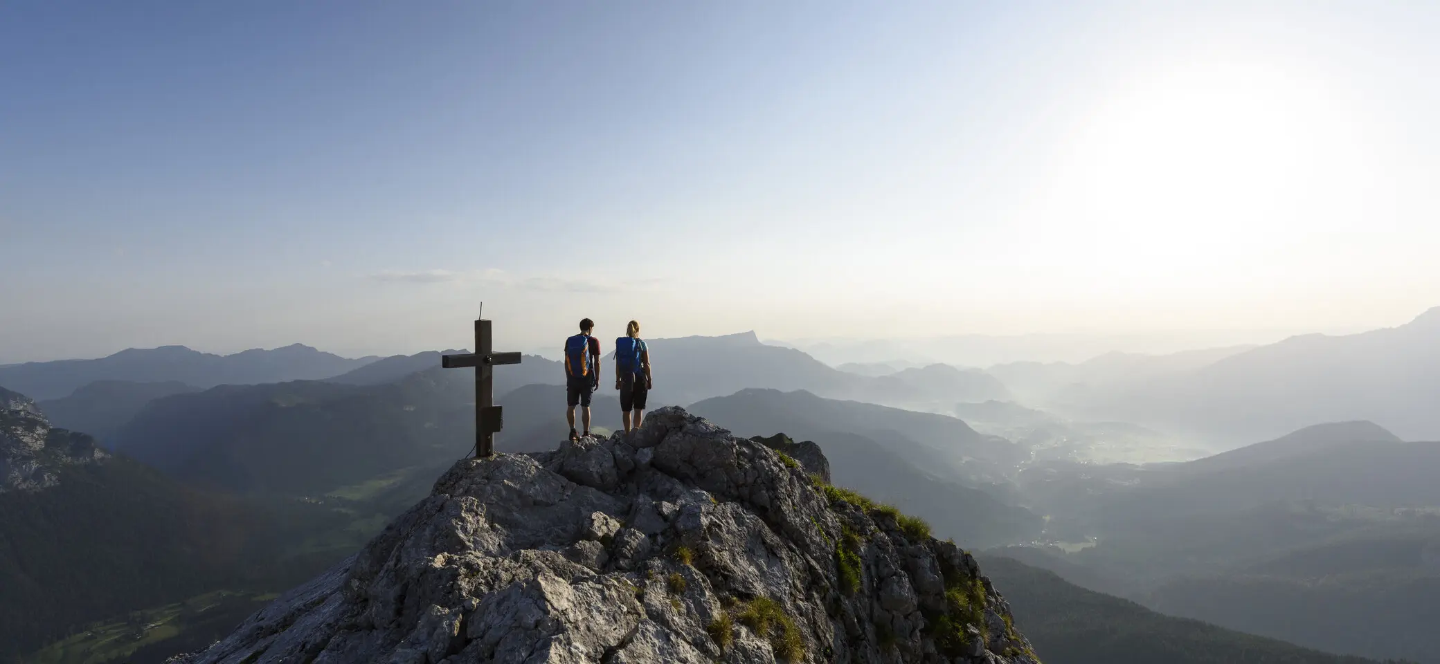 Auf dem Gipfel: Zwei Wanderer aus der Ferne auf eine Berggipfel | © DAV/Wolfgang Ehn