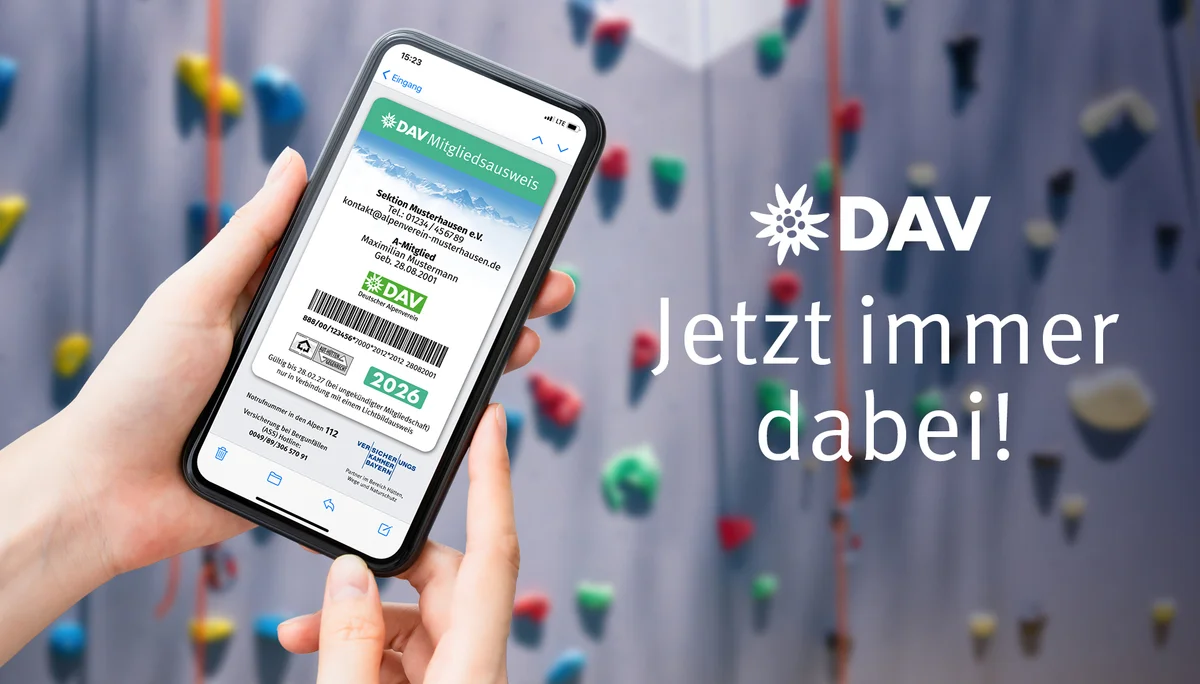 Ein Smartphone mit dem digitalen Mitgliedsausweis im Display | © DAV