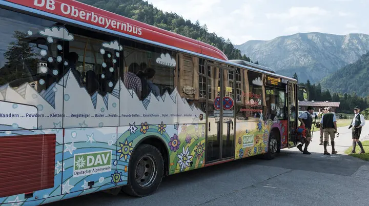 Menschen steigen in den Bergbus ein und nutzen somit das Angebot mit öffentlichen Verkehrsmitteln in die Alpen zu fahren | © DAV/Hans Herbig