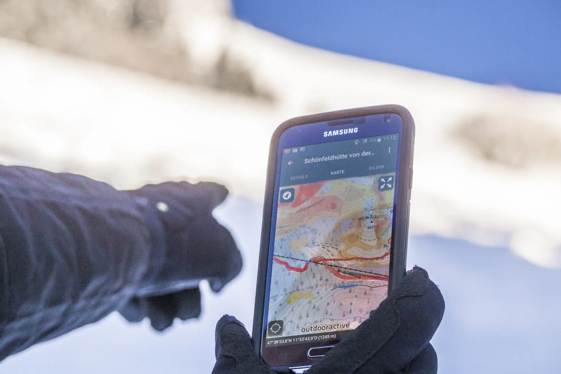 Orientierung mit der Webseite alpenvereinaktivcom, die in einem Smartphone aufgerufen ist. | © DAV /Silvan Metz